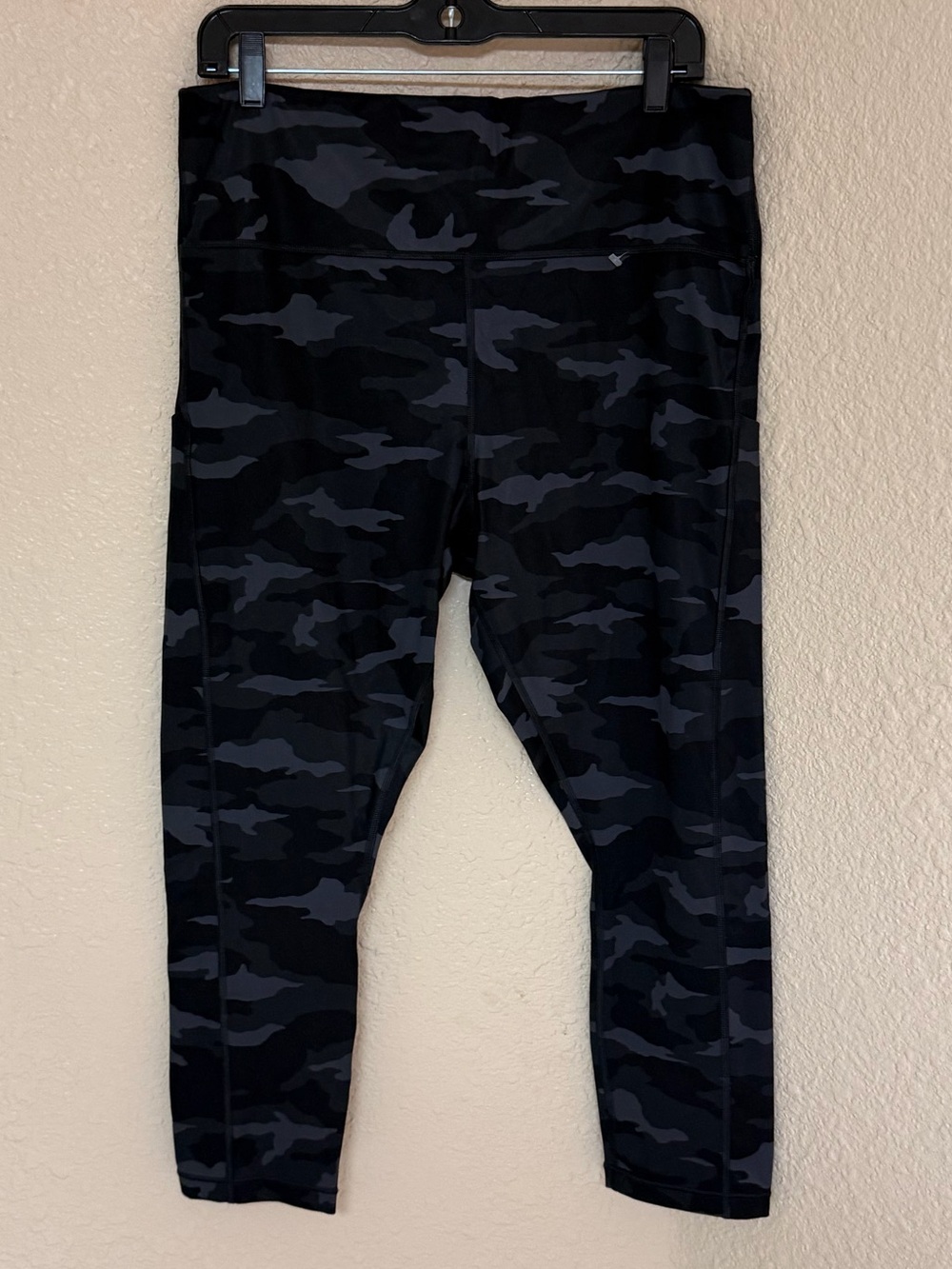 4/$20 Athleta Black Camo Active Leggings
